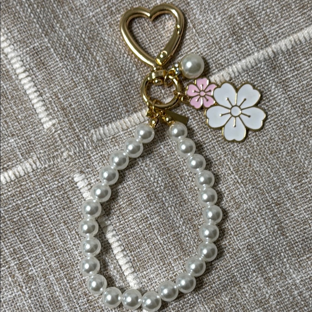 🌸✨ Pearl Beaded Keychain with Floral Charm – Elegant Pink & Gold Keychain - Picture 9 of 10